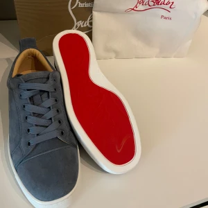 Blå sneakers från Christian Louboutin - Tjena säljer ett par Christian Louboutin skor för att dem är för små. Skorna är helt nya, aldrig använda. Man får med låda och dustbag.