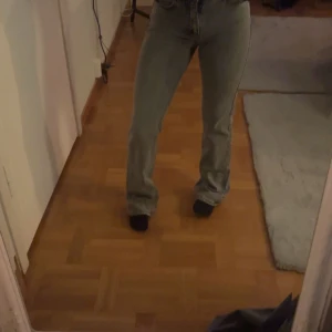 Grå jeans från Gina Perfect Jeans - Snygga grå jeans från Gina Perfect Jeans i storlek 32. De har en klassisk design med fem fickor och knappgylf. 