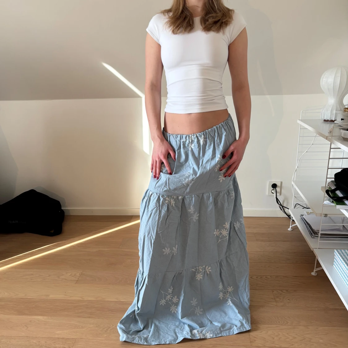 Ljusblå långkjol med blommönster - 1