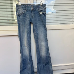 EDC Espirit bootcut lowrise Jeans - Snygga bootcut jeans ifrån Espirit i en lågmidjad modell!😇💓 De är använda men i bra skick, hittar inga slitage utöver normalt bruk!💓 Storleken är 30/34 men skulle säga att de passar en XS-S Tyvärr för små för mig men måtten är:   Midjemått, 37cm Innerben, 82,5cm Grenhöjd, 19cm