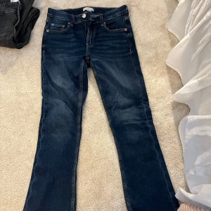 Mörkblå jeans från Gina Tricot - Snygga mörkblå jeans från Gina Young i lowwaist bootcut modell. 