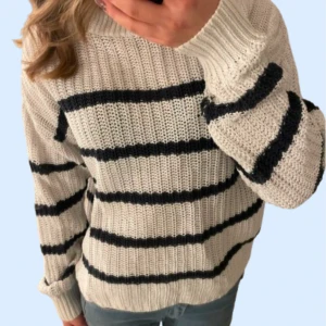 Stickad tröja - Säljer en vit stickad tröja med svarta ränder. Materialet är ganska luftigt. Kvaliteten är helt okej. 