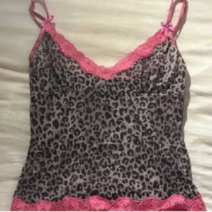 leopardmönstrad linne från accessorize - säljer en snygg leopardmönstrad linne från accessorize med rosa spetsdetaljer och justerbara axelband. perfekt för att lägga till lite färg och mönster i garderoben 🐆💖första bilden e lånad från hon jag köpte den av