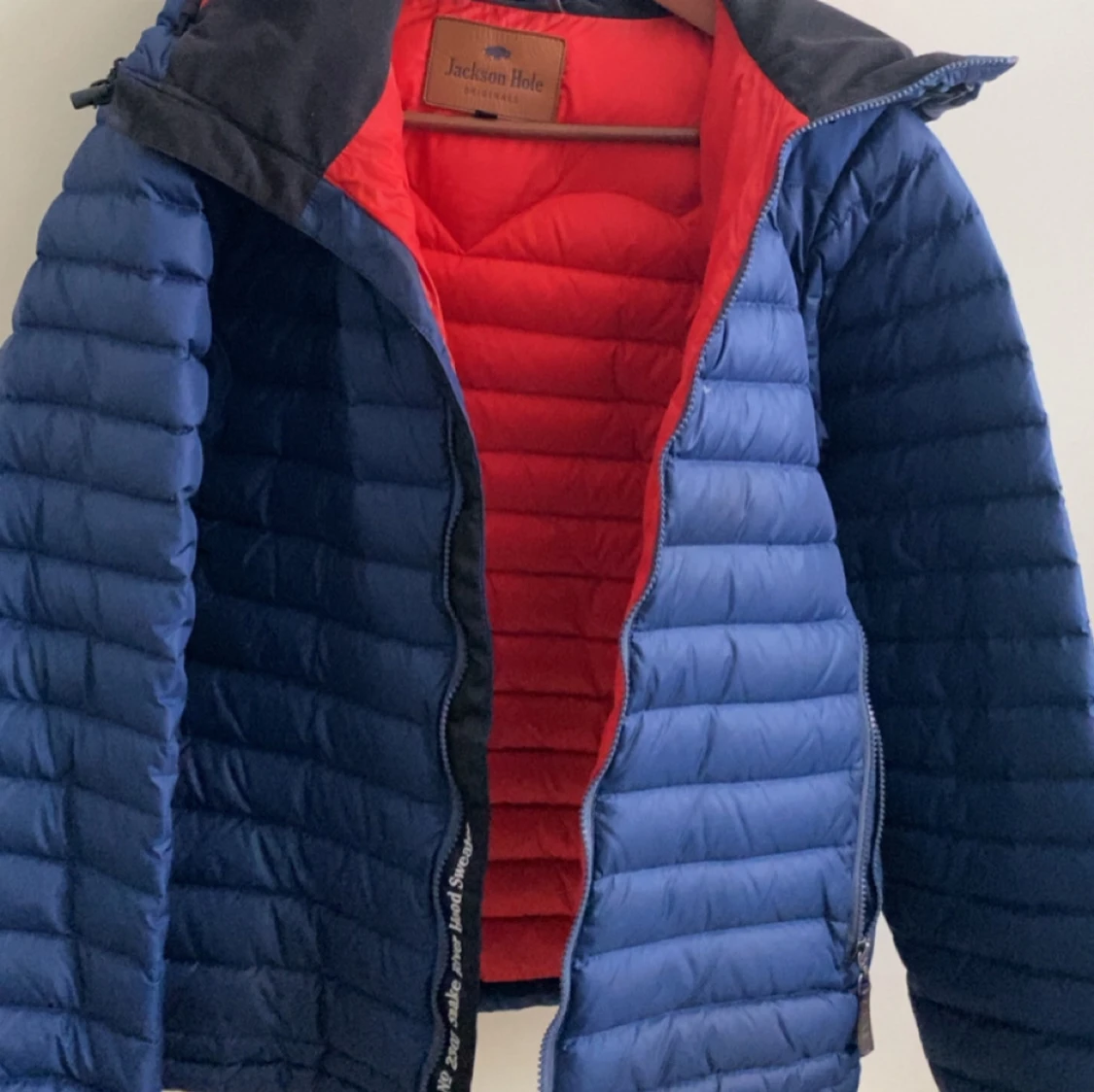 Blå pufferjacka från Jackson Hole