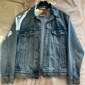 Klassisk jeansjacka - Säljer denna knappt använda jeansjackan från Levi’s. Perfekt nu inför vår och sommar! Hör av dig för fler bilder