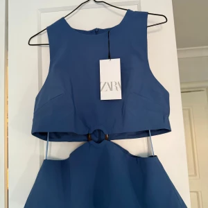 Blå topp från Zara - Blå, trendig och slutsåld topp från Zara med prislapp, storlek M, nypris: 329, artikelnummer: 4772/112