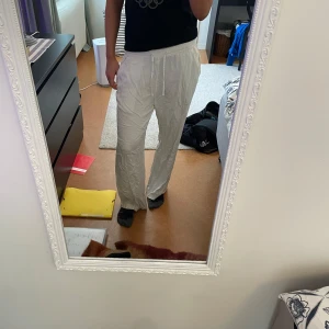 Vita linnebyxor från 157 - Säljer ett par vita linnebyxor från 157 i storlek S. Byxorna har en avslappnad passform med elastisk midja för extra komfort. Perfekta för varma dagar med sitt lätta och luftiga material.