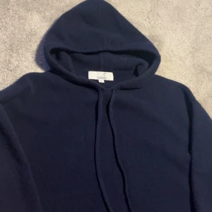 100% kashmirhoodie - Säljer nu min stilrena hoodie från Carmes i 100% Kashmir! Hoodien är i väldigt bra skick och sparsamt använd, endast en liten defekt på vänster handled som är ihopsydd, syns inte ens på nära håll! Nypris ligger på 1299 men jag släpper den för 800. Bara att höra av sig vid eventuella frågor och funderingar!