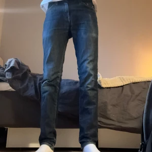 Levis 511 jeans i mörkblå denim - Snygga Levis 511 jeans i mörkblå denim. De har en slim passform och klassisk femficksdesign. Perfekta för en stilren look. Märkeslappen i läder baktill ger en autentisk touch.