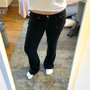 Jeans - Snygga svarta jeans low waist💞aldrig använda. Storlek 40 men passar 38 
