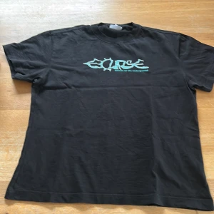 Weekday Svart graphic tee  - Svart weekday t shirt med vintage design. T-shirten har en klassisk passform och rund hals.