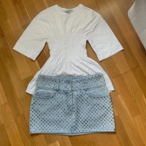 H&M Studio jeanskjol med nitar - Skitsnygg ljusblå jeanskjol med silvriga ”nitar” från H&M studio 2021 som ej går att få tag på längre. Den är storlek 38. Pris kan diskuteras!