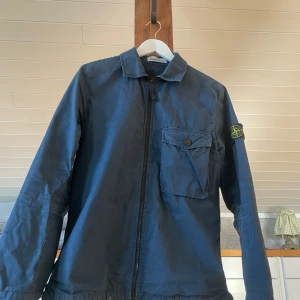 Stone island overshirt - Säljer min marinblåa Stone Island overshirt. Bara att hojta till om mer bilder! 