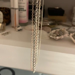 Halsbandskedjor - Blandade kedjor till halsband. Nån har blivit lite brun men de flesta e silver. 3kr/st