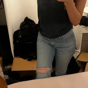 Blå jeans bootcut - säljer mina blåa bootcut jeans pga garderobs rensning, ett hål på ena sidan som ger en snygg detalj, low waist samt ganska stretchiga, lite för långa på mig som är 166. köpt här på plick 💗