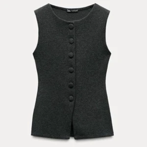 Mörkgrå ärmlös väst från Zara - Snygg mörkgrå ärmlös väst från Zara med knappar framtill.  Helt ny och aldrig använd💕