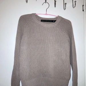 Beige stickad tröja från lager 157 - Säljer en stilren beige stickad tröja från Lager 157. Tröjan har en klassisk design med rund hals och långa ärmar, perfekt för kyligare dagar. Den är mjuk och bekväm, idealisk för en avslappnad look. Passar bra till jeans eller kjol.