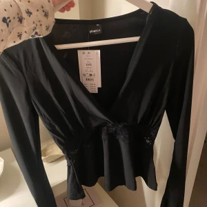 Söt topp från Gina😍 - SUPERFIN! Helt ny men tyvärr inte min passform på denna top!❤️. Ny med prislapp och allt 
