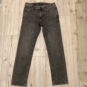Jack & Jones jeans storlek 29/30 - Snygga grå jeans från Jack & Jones i modellen Regular/Clark. De har en klassisk femficksdesign och en bekväm passform. Perfekta för en avslappnad stil.
