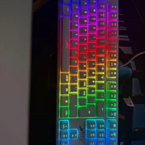 Vit tangentbord (Xtrfy K4) - Säljer detta snygga tangentbord då jag har köpt ett nytt. Tangentbordet är hyfsat använt men ser nästan helt nytt ut. Det är några små repor på vissa av tangenterna. Ordinarie pris ligger på 1076kr på Elgiganten där jag köpte den. Mitt pris: 550kr (pris kan diskuteras)   Finns i Torslanda annars frakt. 