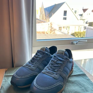 Valentino rockrunners  - Säljer dessa snygga skorna från Valentino || mycket bra skick, skick: 9/10 || storlek: 43 || ingår: skorna endast || nypris: 6499kr, vårat pris: 2099kr || snygga och praktiska skor nu till vintern || har du fler frågor eller funderingar är det bara att höra av dig :)