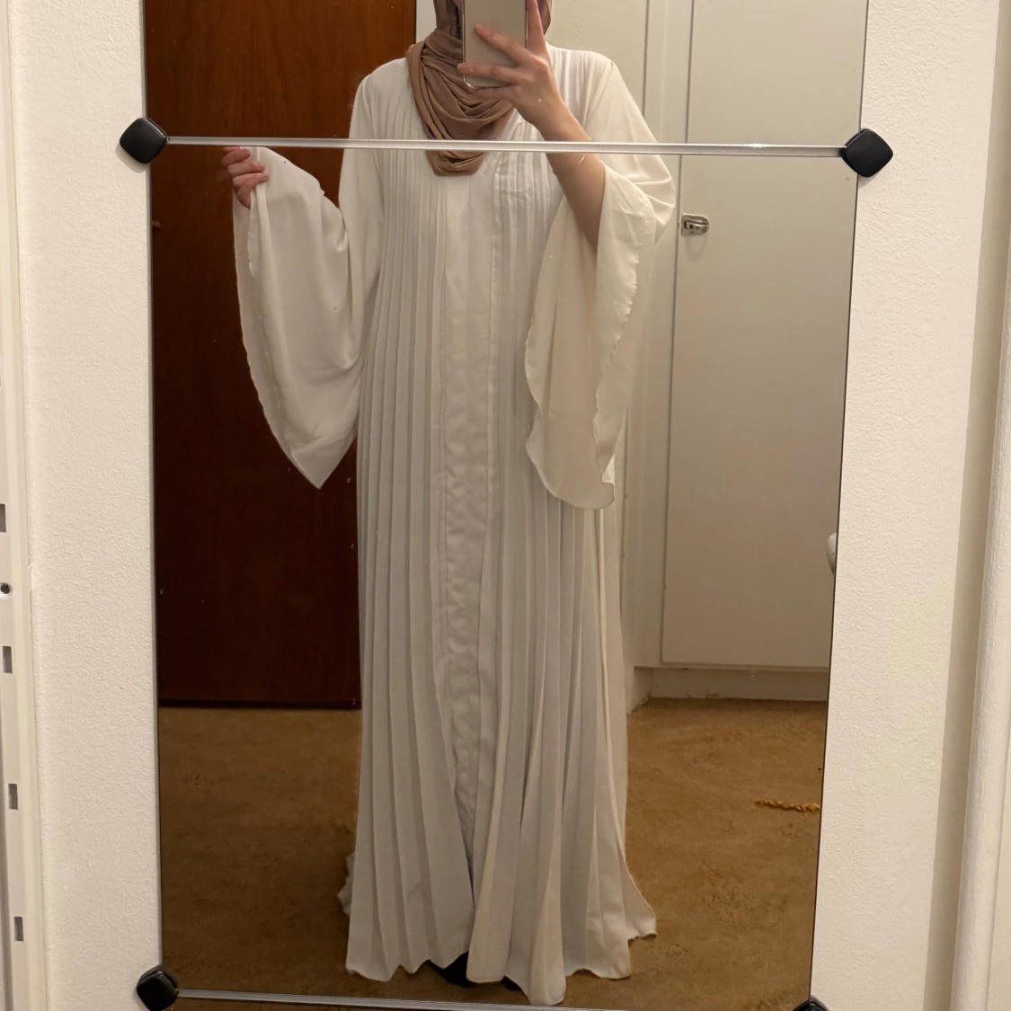 Vit långklänning med vida ärmar - 1