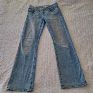 Blå jeans från Gina Tricot - Snygga blå jeans från Gina Tricot i en klassisk straight stil. De har en bekväm passform med fem fickor och knappdetaljer bak. Perfekta för en avslappnad look. ❤️!!!jag möts bara upp!!!❤️ använd 2 gånger