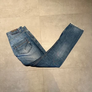 Dondup Jar W32 - Tja säljer nu dessa riktigt feta dondup jar jeans| Skicket är bra 8,5/10|✨|Jeansen har clean look som passar till vardagen|💴| Skriv vid minsta fundering eller fråga så svarar vi😄🍀