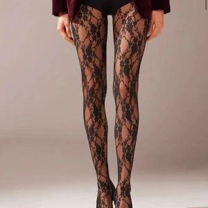 Svarta spetsstrumpbyxor - Snygga svarta strumpbyxor med ett elegant spetsmönster. Perfekta för att ge en extra touch till din outfit. De är både bekväma och stiliga, vilket gör dem till ett måste i garderoben. Endast testade 