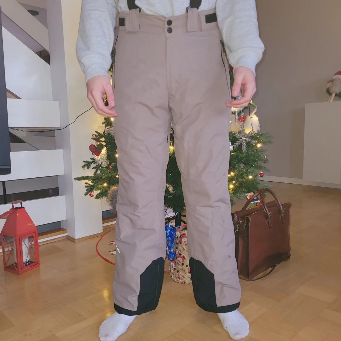 Beige täckbyxor med svarta detaljer - 3