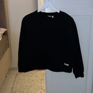 Björn Borg Sweatshirt  - Knappt använd och i väldigt bra skick. Ganska kort och inte så oversized