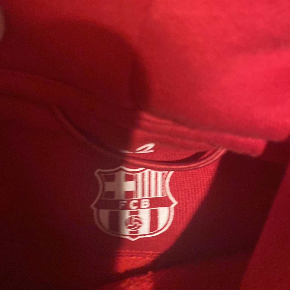 Röd hoodie med FCB-logga - 1