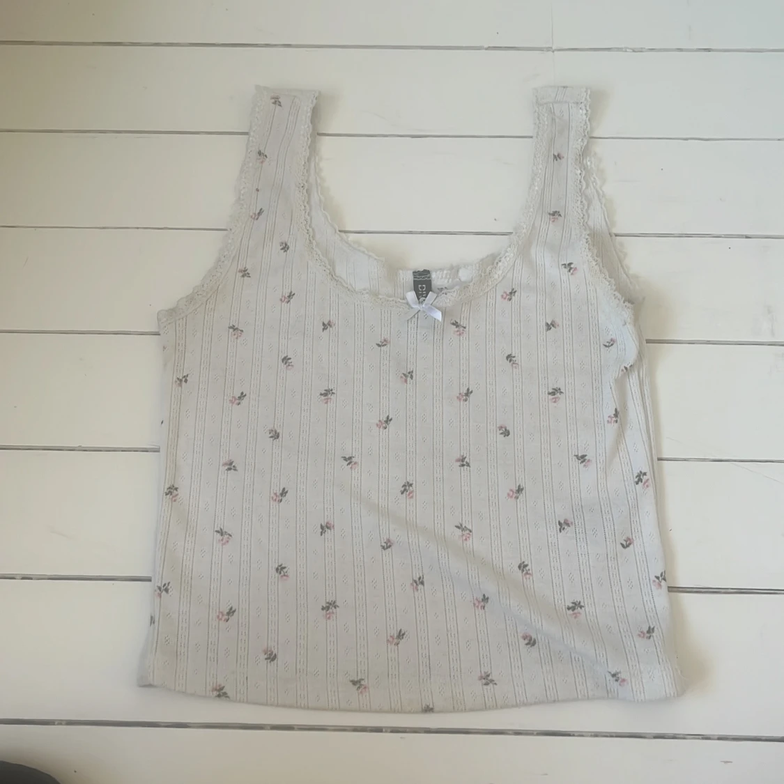 Vit blommig linnetopp från H&M Divided