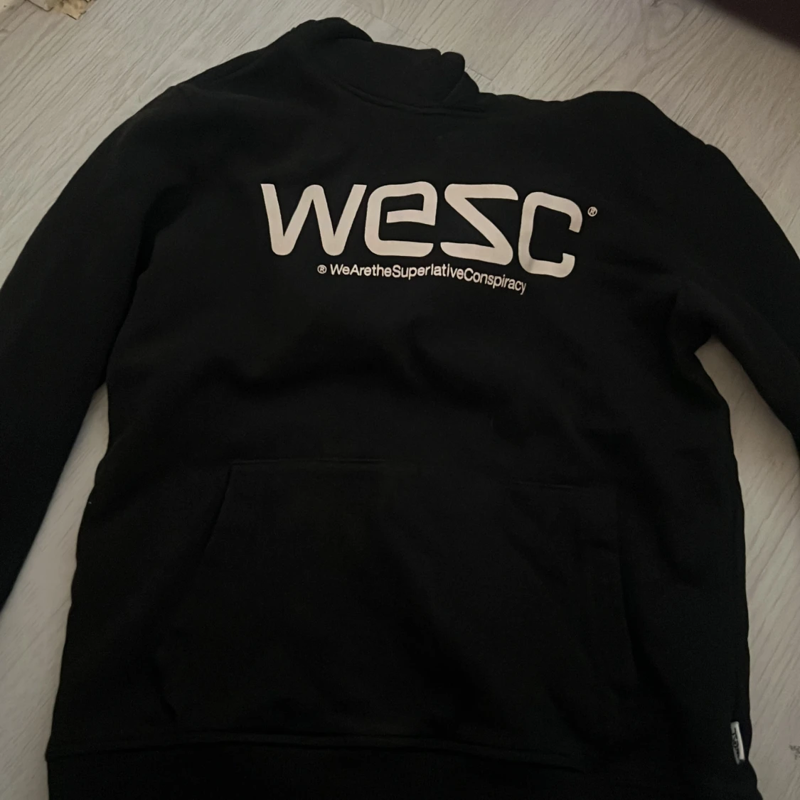 Svart hoodie från WESC