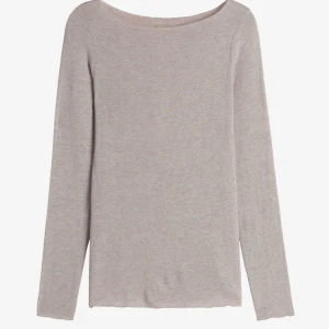Intimissimi långärmad tröja - Säljer en stilren beige långärmad tröja. Perfekt för en enkel och avslappnad look. Tröjan har en rund hals och är gjord i ett mjukt material. Ny pris 570kr