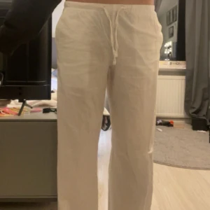 Vita linnebyxor med snörning - Säljer ett par vita linnebyxor med snörning i midjan. Byxorna är extremt sköna på sommaren och super snygga, tyvärr blivit lite korta för mig därav säljer jag de, men bara använda 3 ggr!💓