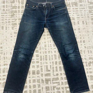 Mörkblå jeans från Levi's - Säljer min kompis snygga mörkblå jeans från Levi's. W32 L32, använda ett få tal gånger, i bra skick.  