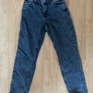 Blå jeans från Grunt - Snygga blå jeans från Grunt i en klassisk straight fit. De har en hög midja och är tillverkade i ett hållbart denimtyg. Perfekta för en avslappnad stil. Bara använda ett fåtal gånger, då de är lite för små för mig