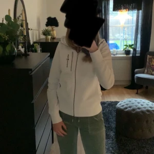 Vit Sail Racing  - Säljer en vit Sail Racing tröja från kidsbrandstore som jag fick i julklapp. Men kommer inte till användning längre. Den är i storlek S och är i väldigt bra skick💕