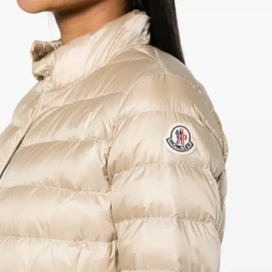 S/xs äkta beige moncler jacka!  - Fin moncler jacka i beige färg, passar S och XS, bra skick 