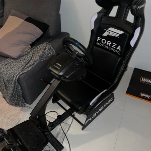 Racingsimulator med Playseat och Logitech ratt - Nästan som ny. Funkar perfekt.   