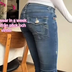  True religion bootcut lowwaist - Snygga lowwaist jeans från True Religion med snygga fickor, benen är omsydda till flare vilket ger dom en unik touch. Dragkedjan är lätt trasig men går att lösa därav pris🩷