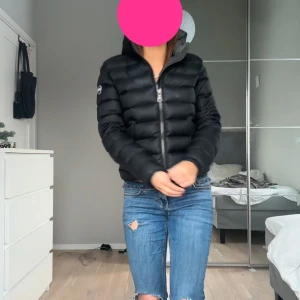 Colmar jacka - Säljer nu min älskade colmar jacka, den är köpt för ungefär 3 månader sedan och säljer den nu pågrund av intresse av en annan jacka. Jackan är i strl xs💕