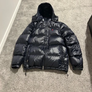 Blå puffer jacket från polo ralph lauren ny pris 6500 - Ny jacka från polo ralph lauren äkta köpt i deras butik nytt pris 6500 mitt pris 3000