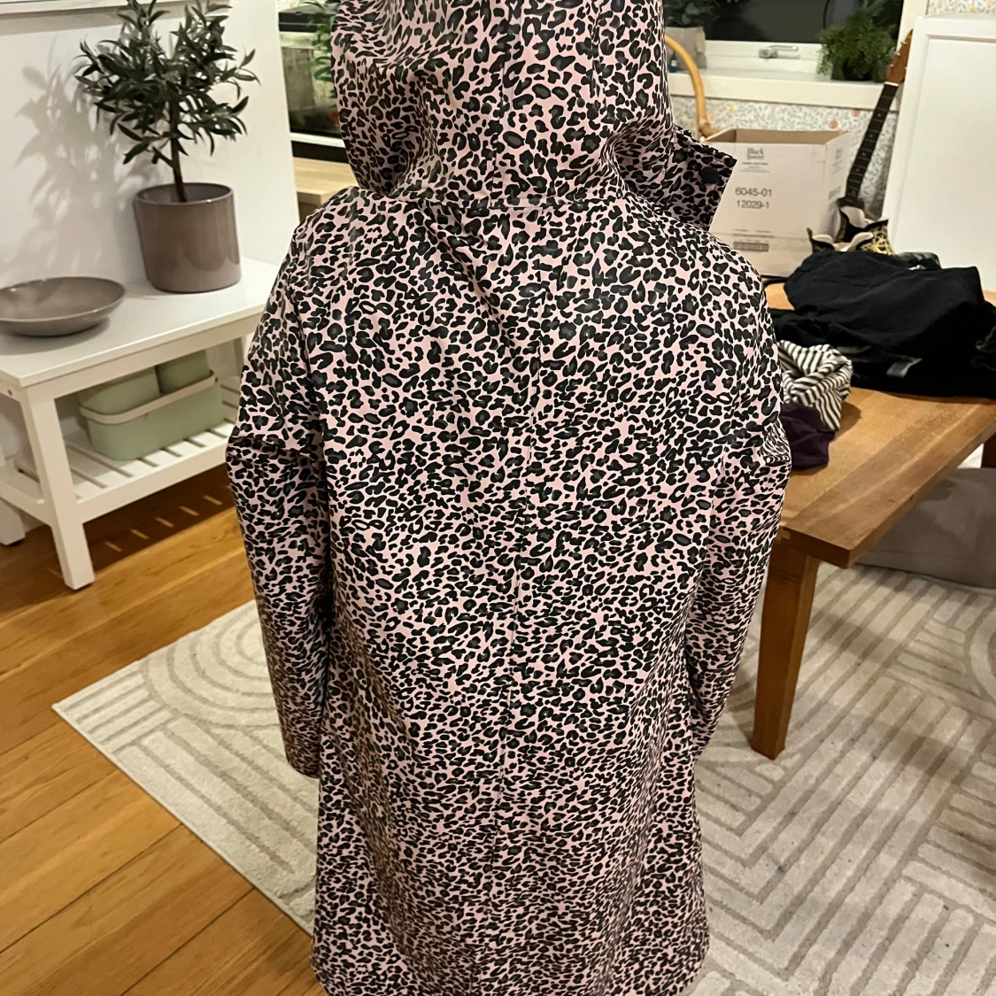 Leopardmönstrad regnjacka med luva