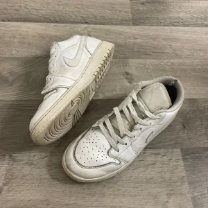 Vita jordans  - Säljer ett par vita Nike Air Jordans i lite sämre skick. Nypris 1079kr, Mitt pris 100kr. Skorna är äkta 