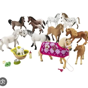 SÄLJER MASSA SCHLEICHDJUR OCH STALL! - En samling av olika schleichdjur (mest hästar) i varierande färger och storlekar. Perfekt för lek och/eller samling! Skriv privat för egna bilder och andra frågor. Ge prisförslag!