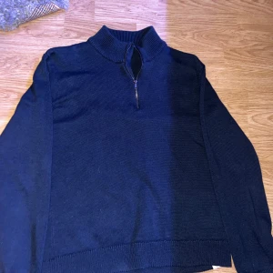 Mörkblå stickad tröja från LMTD - Helt ny bara prislappen borttagen! Säljer en stilren svart stickad tröja från LMTD. Tröjan har en dragkedja vid halsen och långa ärmar. Perfekt för kyligare dagar. Hör av dig vid intresse! Ny pris 499kr! Säljer för bara 350kr