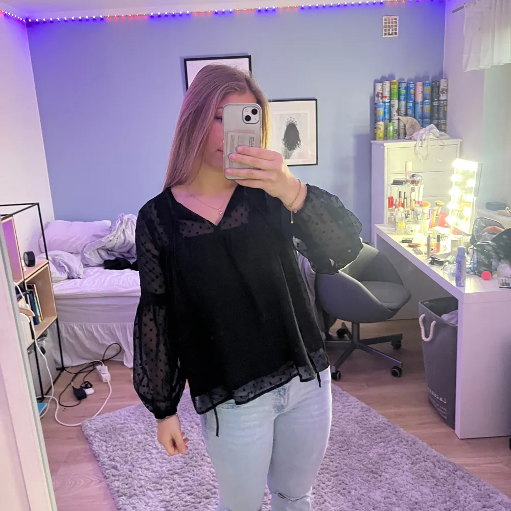 Jätte söt svart blus från vila som är sparsamt använd och i jätte fint skick! Älskar denna blus men har tyvärr växt ur den då jag börjat gymma! Skriv vid fler frågor eller i behov av fler bilder!. Puserot.
