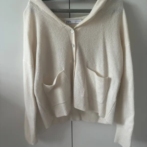 Stickad kofta - en skit snygg stickad kofta från zara som knappt är använd